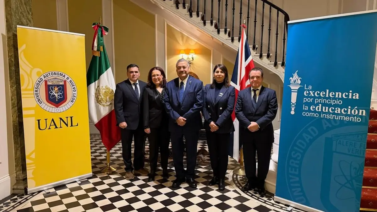 El rector de la UANL, Santos Guzmán López, sostuvo un encuentro con egresados de diferentes facultades en Europa. Foto: Universidad Autónoma de Nuevo León(UANL)