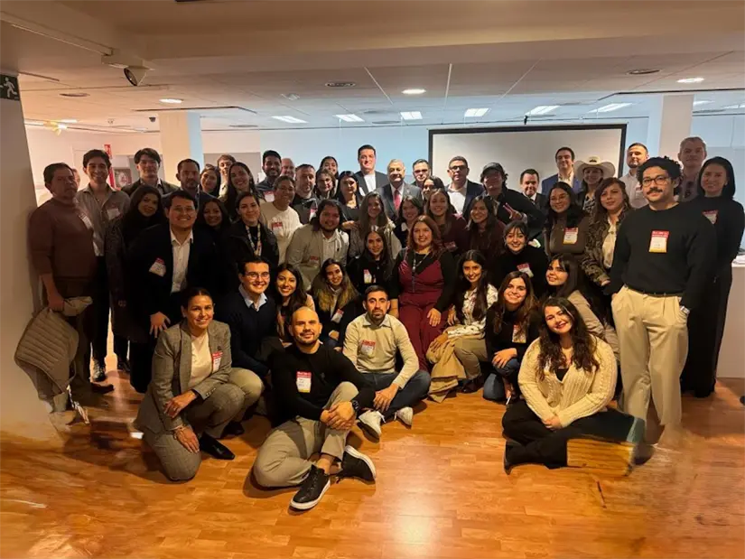 El rector de la UANL, Santos Guzmán López, junto a egresados de diferentes facultades en Europa. Foto: UANL