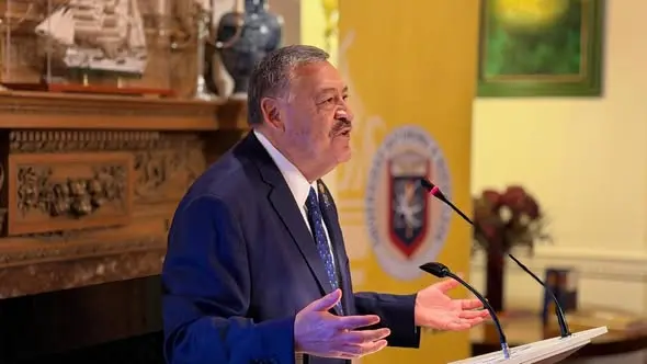 El rector de la UANL, Santos Guzmán López, da un mensaje de la importancia de estrechar lazos con los egresados que radican en Europa. Foto: UANL