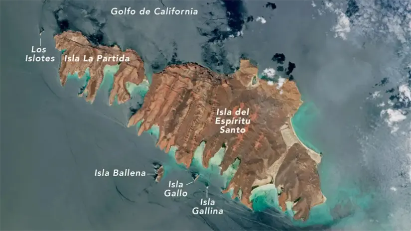 Imagen tomada desde la Estación Espacial Internacional, las islas Espíritu Santo y La Partida se distinguen por su color óxido, resultado de antiguas erupciones volcánicas que depositaron ceniza rosada y lava negra. Foto: NASA