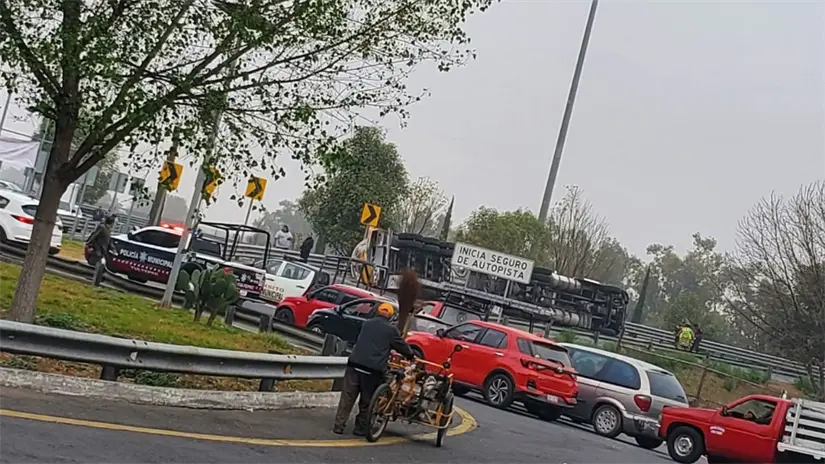 imagen recuadro Unidad siniestrada sobre vialidad del Edomex. | Foto: Especiales