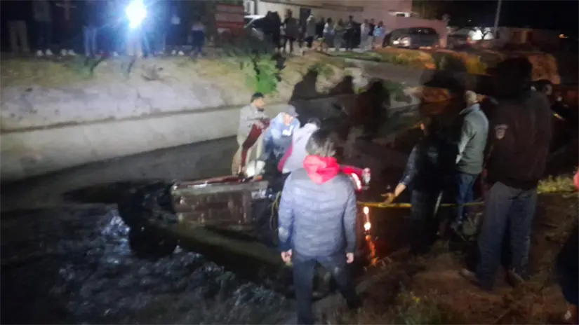 imagen recuadro Un automóvil Chevrolet rojo cayó a un canal de aguas negras en la comunidad de El Tothie, FOTO: Facebook (Pedro Peréz)