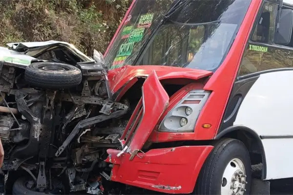 Accidente en carretera de Edomex deja dos muertos y múltiples heridos Accidente en carretera de Edomex deja dos muertos y múltiples heridos
