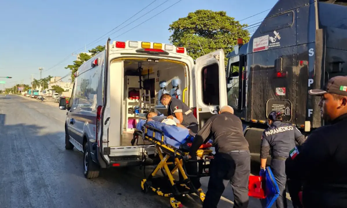 Motociclista arrollado al momento de subir a la ambulancia para ser llevado a un hospital Foto: Policía Municipal Umán