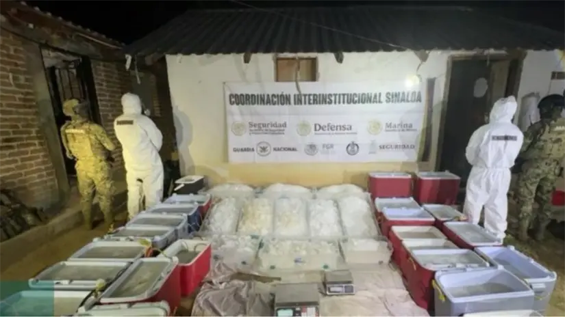 imagen recuadro 23 hieleras y 11 charolas que contenían alrededor de 1,425 kilos de presunta metanfetamina, FOTO: Facebook (Secretaría de Marida)