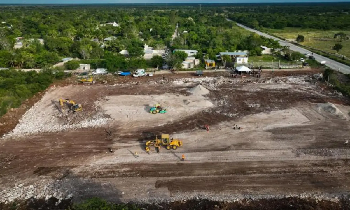 Cancha de fútbol en construcción en el municipio de Buctzotz Foto: Gobierno de Yucatán