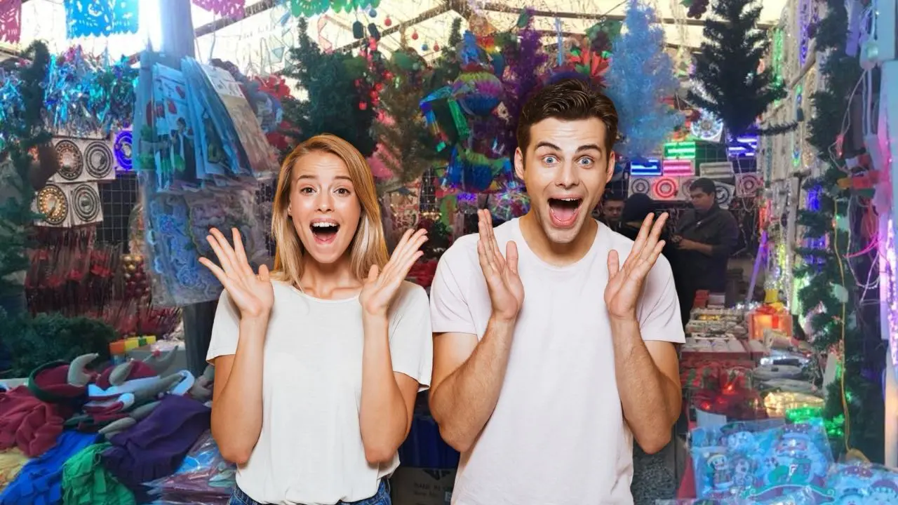 Pareja emocionada y detrás la Feria del Pino 2025 Foto: Canva