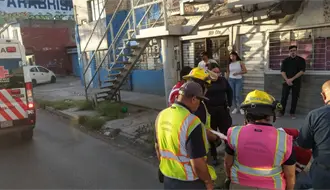 Hombre en Torreón se tira de puente peatonal; quería callar las voces de su cabeza