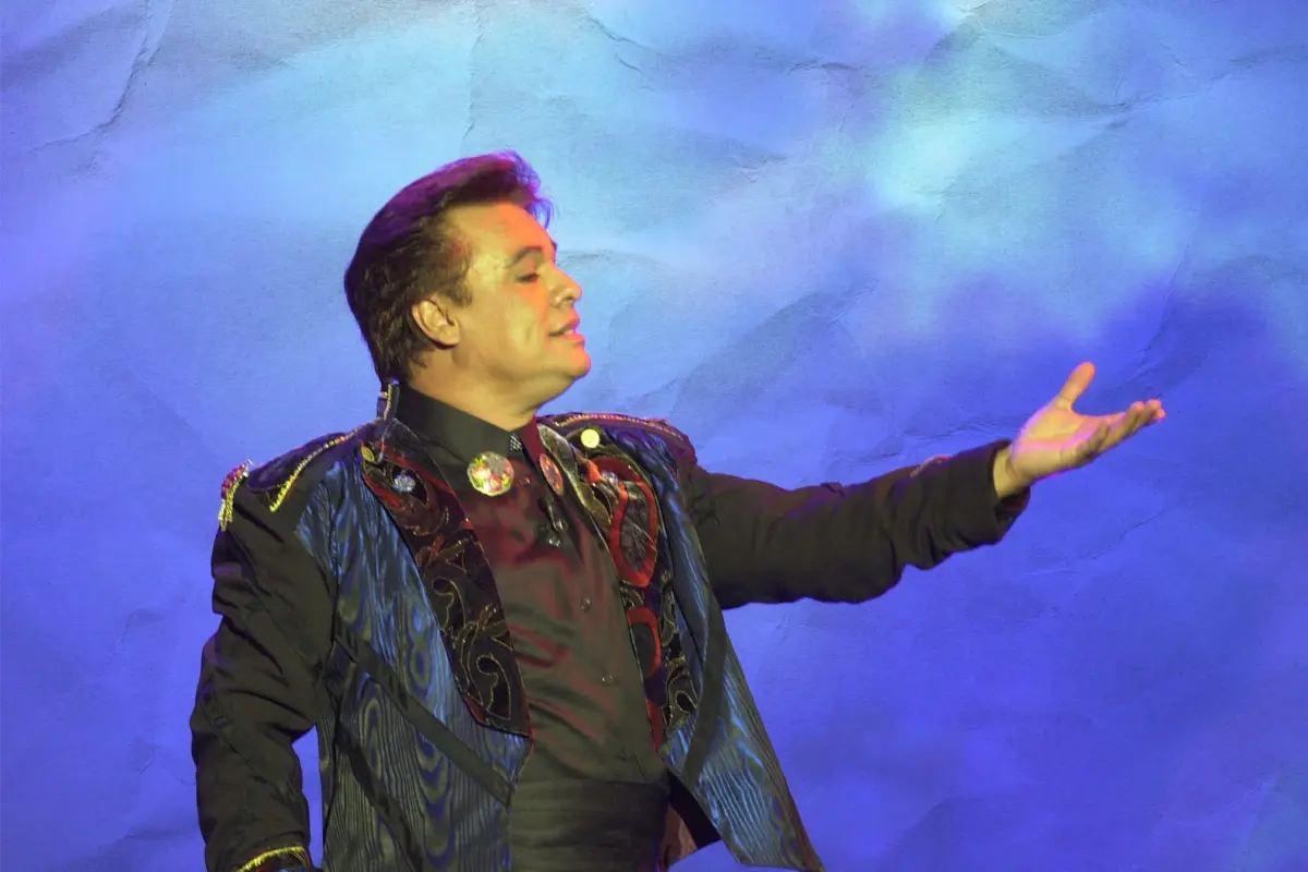 Juan Gabriel estirando el brazo mientras canta (Foto: IG @soyjuangabriel_ / Canva)