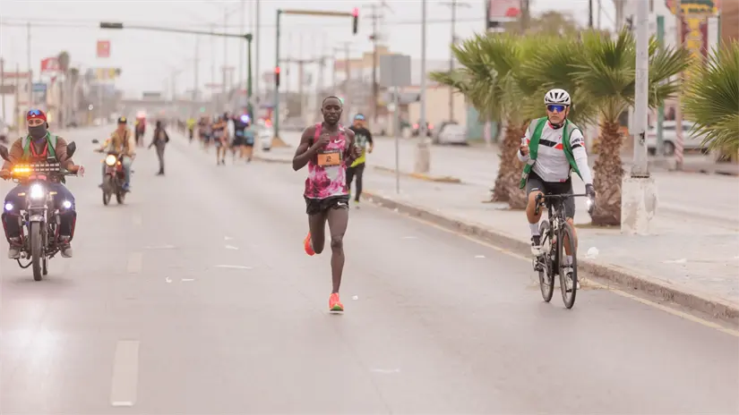  Wilfrido Nyagoo obtuvo un tiempo de 2:21:55, se llevó el primer lugar en los 42K | Foto: FB Gobierno Municipal de Matamoros