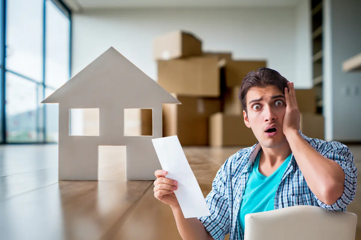 Las rentas de las viviendas en La Paz se han disparado por los cielos, y además del dinero del alquiler, reinstalarse es más gasto de dinero, tiempo y energía. Foto Ilustrativa: Canva.