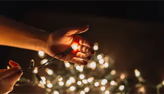 Navidad 2025: ¿cuál es el significado y origen de las luces?