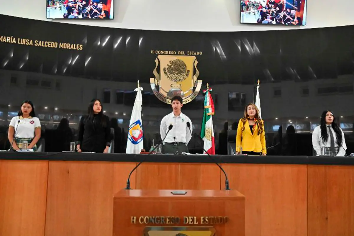 Las y los jóvenes se convirtieron en diputados y diputadas por un día, analizando temas de su interés, con una propuesta concreta para el Gobernador del Estado. Foto: Congreso del Estado.