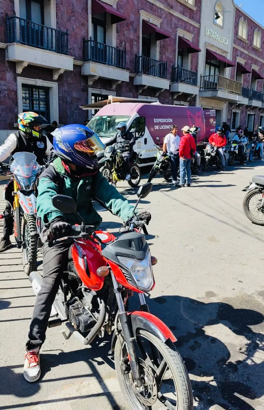 Mexiquense tramitando su Licencia de Conducir en el Edomex. Foto: X @SEMOV_Edomex_licencia