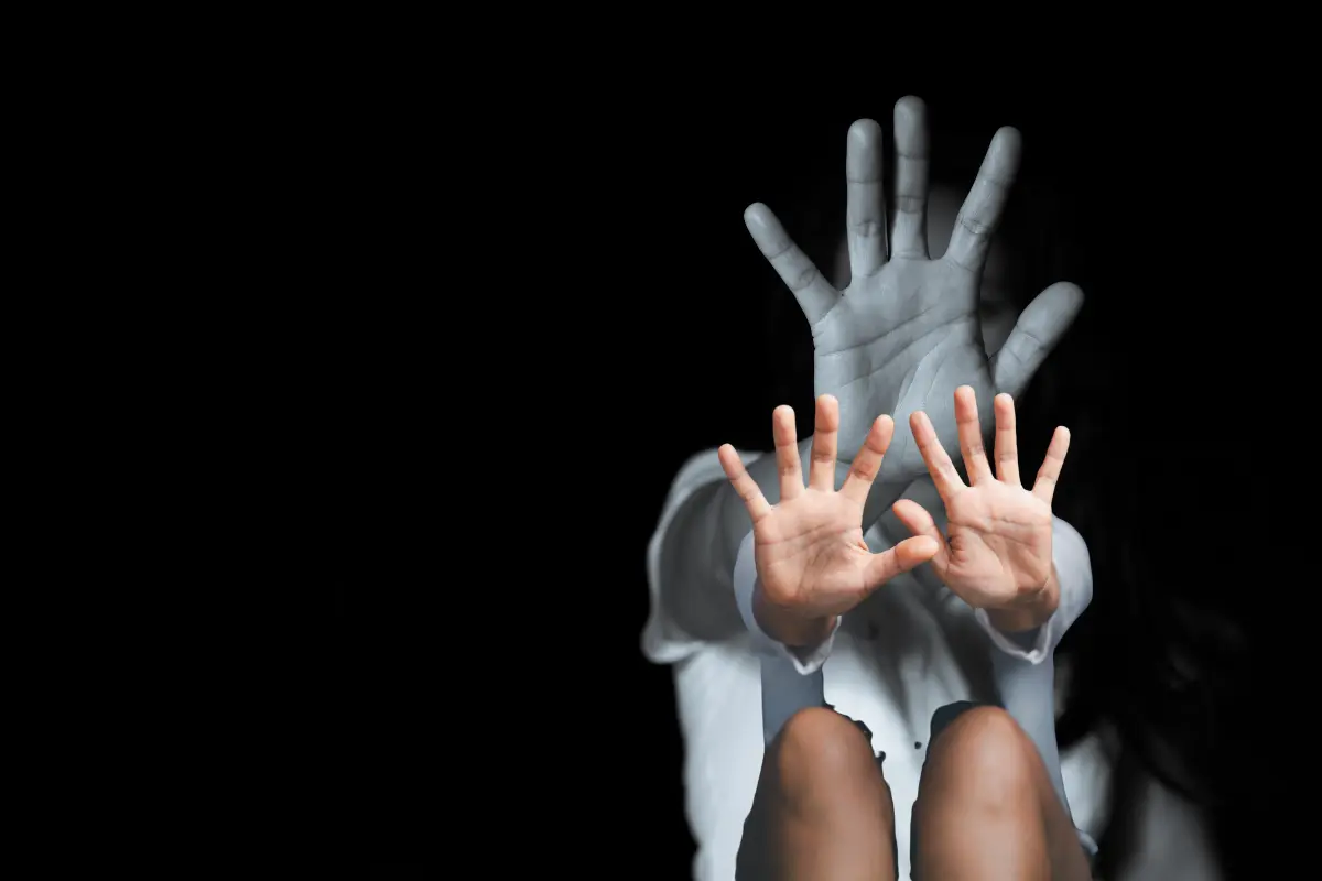 Hombre violentó a su pareja en Cabo San Lucas; ahora él enfrentará un proceso en su contra. Foto Ilustrativa: Canva.