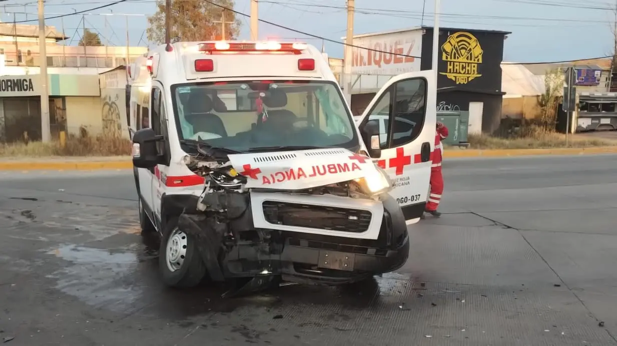 FOTOS | Chocan ambulancia de Cruz Roja y Tahoe en el bulevar Felipe Pescador de Durango