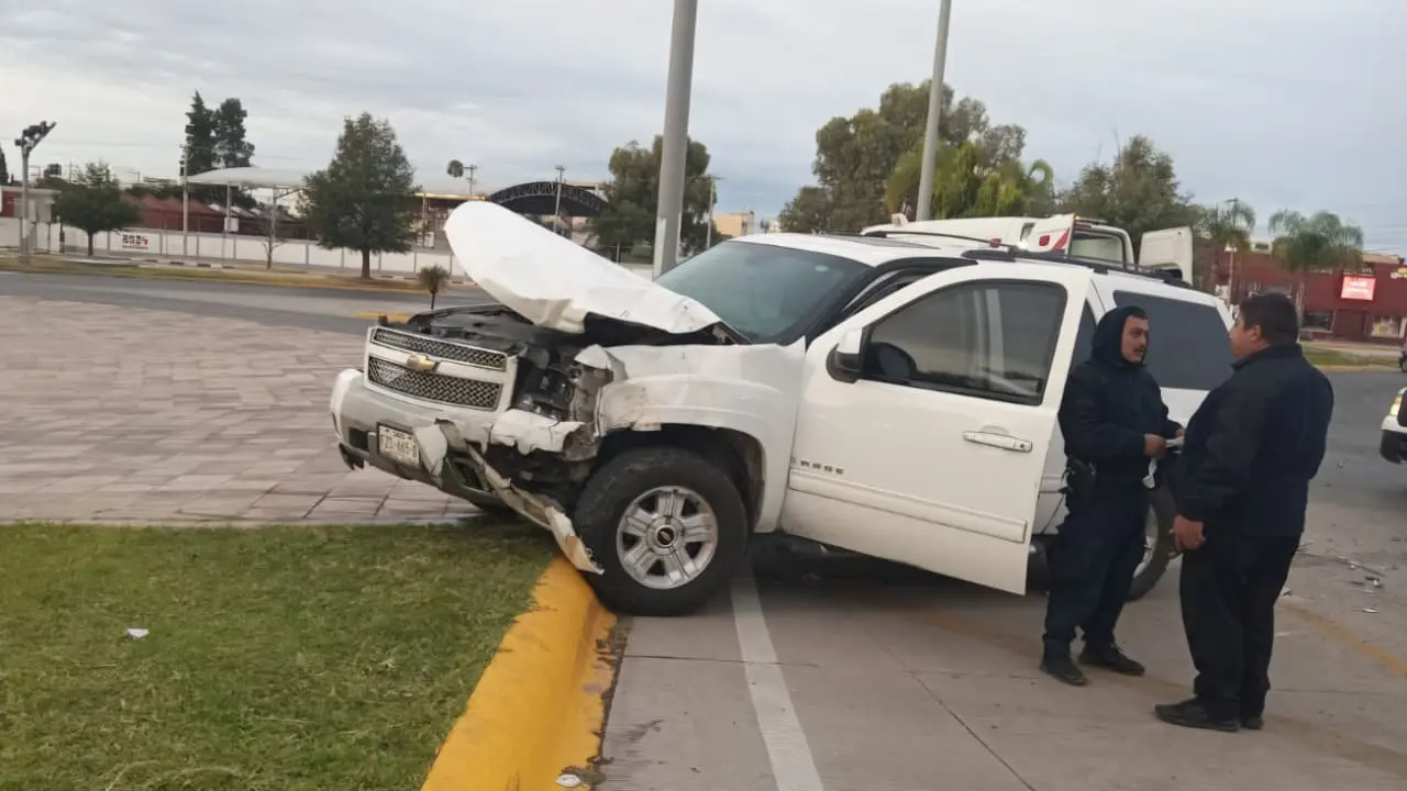 FOTOS | Chocan ambulancia de Cruz Roja y Tahoe en el bulevar Felipe Pescador de Durango