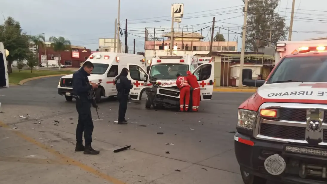 FOTOS | Chocan ambulancia de Cruz Roja y Tahoe en el bulevar Felipe Pescador de Durango