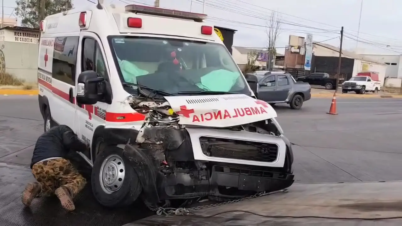 FOTOS | Chocan ambulancia de Cruz Roja y Tahoe en el bulevar Felipe Pescador de Durango