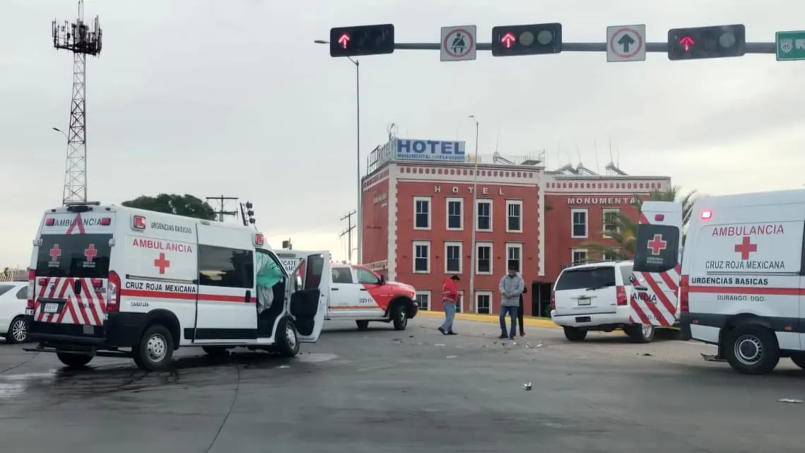 FOTOS | Chocan ambulancia de Cruz Roja y Tahoe en el bulevar Felipe Pescador de Durango