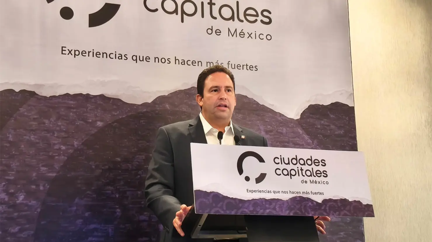 El alcalde Javier Díaz en la rueda de prensa. (Marco Juárez)