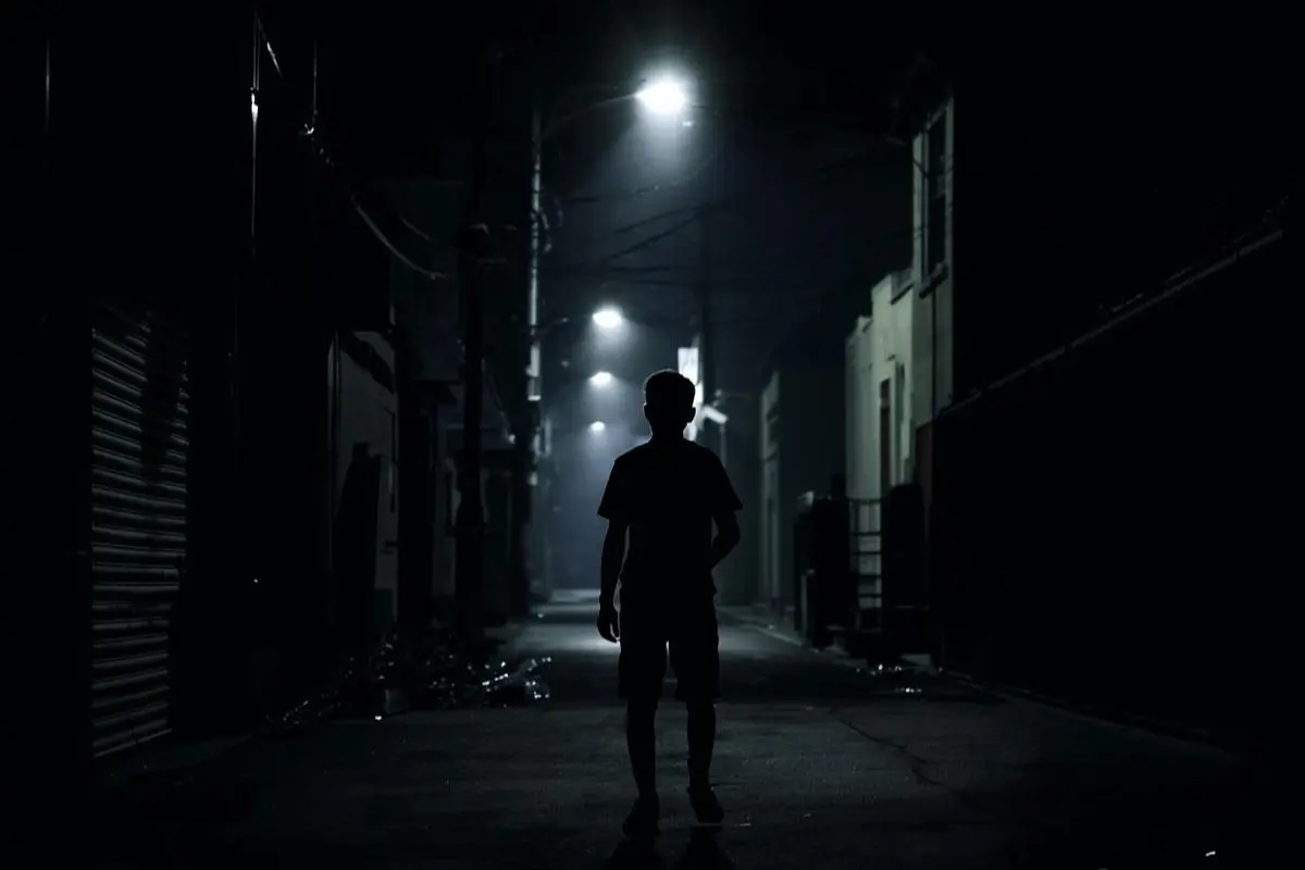 Adolescente perdido en la ciudad representando al joven desaparecido en Saltillo / Foto: Canva