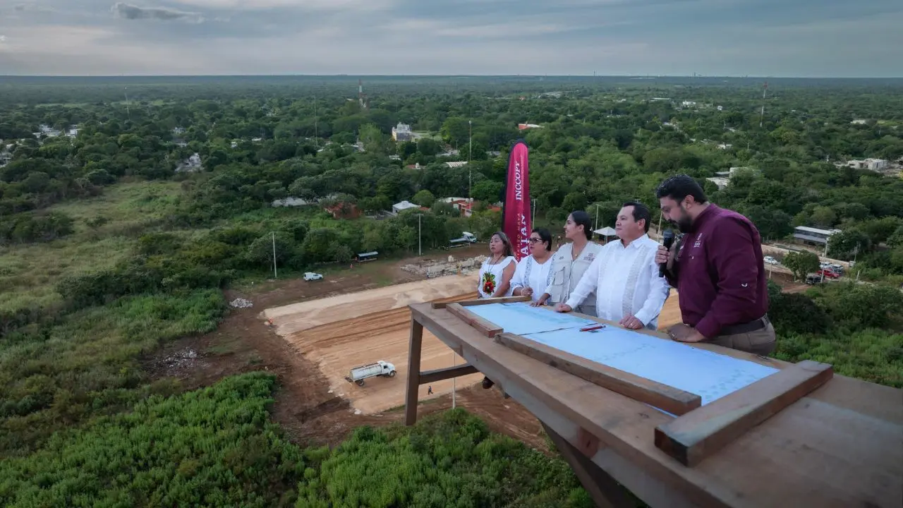 Al fondo, aspecto del campo deportivo que es rehabilitado con apoyo del Gobierno del Estado en la comunidad de Ticcopó.- Fuente Gobierno del Estado