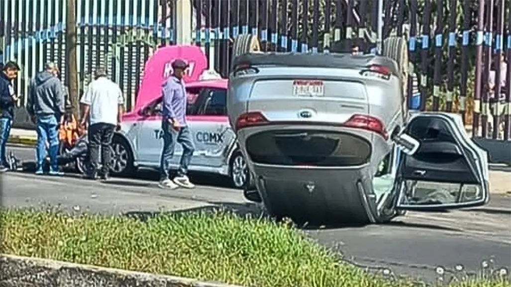 Volcadura de camioneta deja dos hombres lesionados en Tláhuac