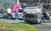 Volcadura de camioneta deja dos hombres lesionados en Tláhuac