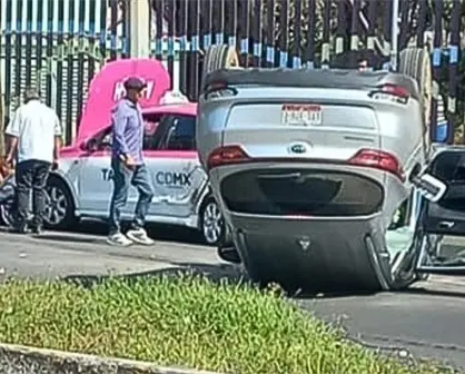 Volcadura de camioneta deja dos hombres lesionados en Tláhuac