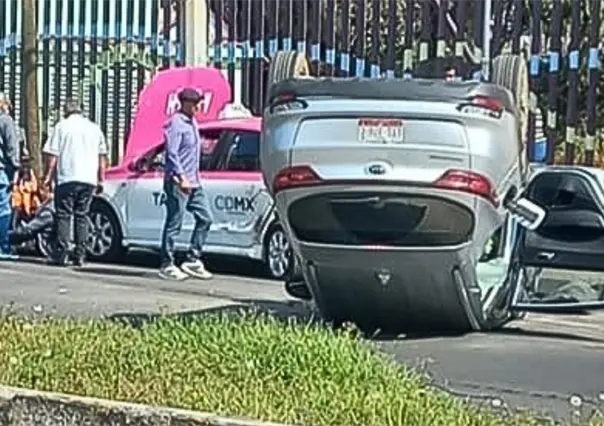 Volcadura de camioneta deja dos hombres lesionados en Tláhuac