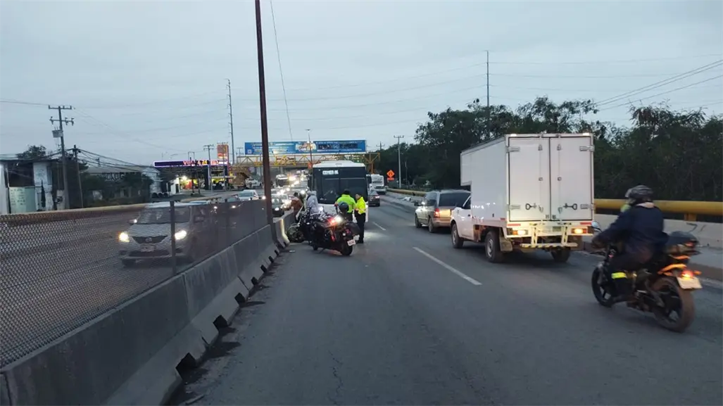 Choque entre camiones de personal deja lesionados en Escobedo