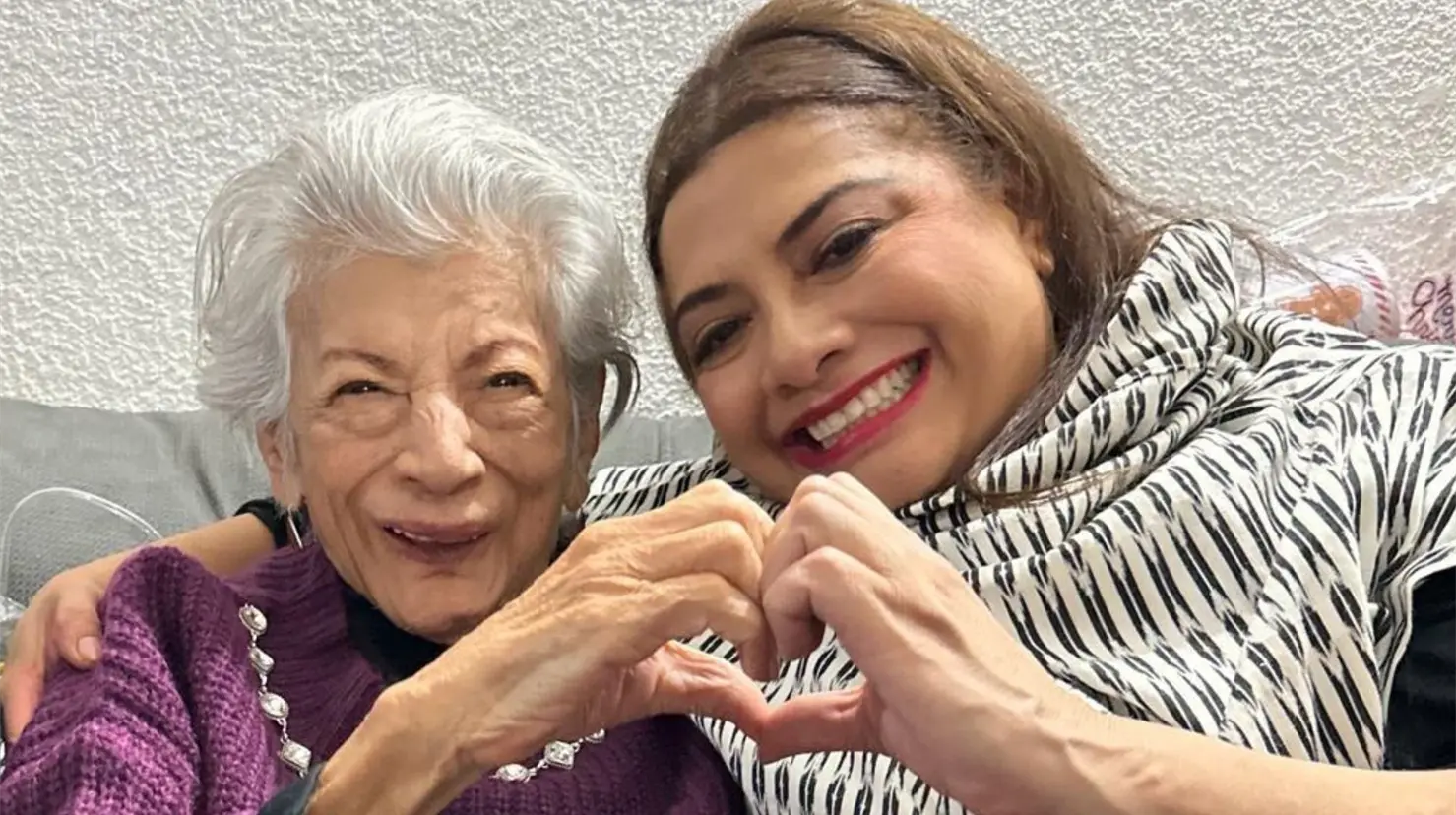 Clara Brugada y su mamá. Foto: Especial