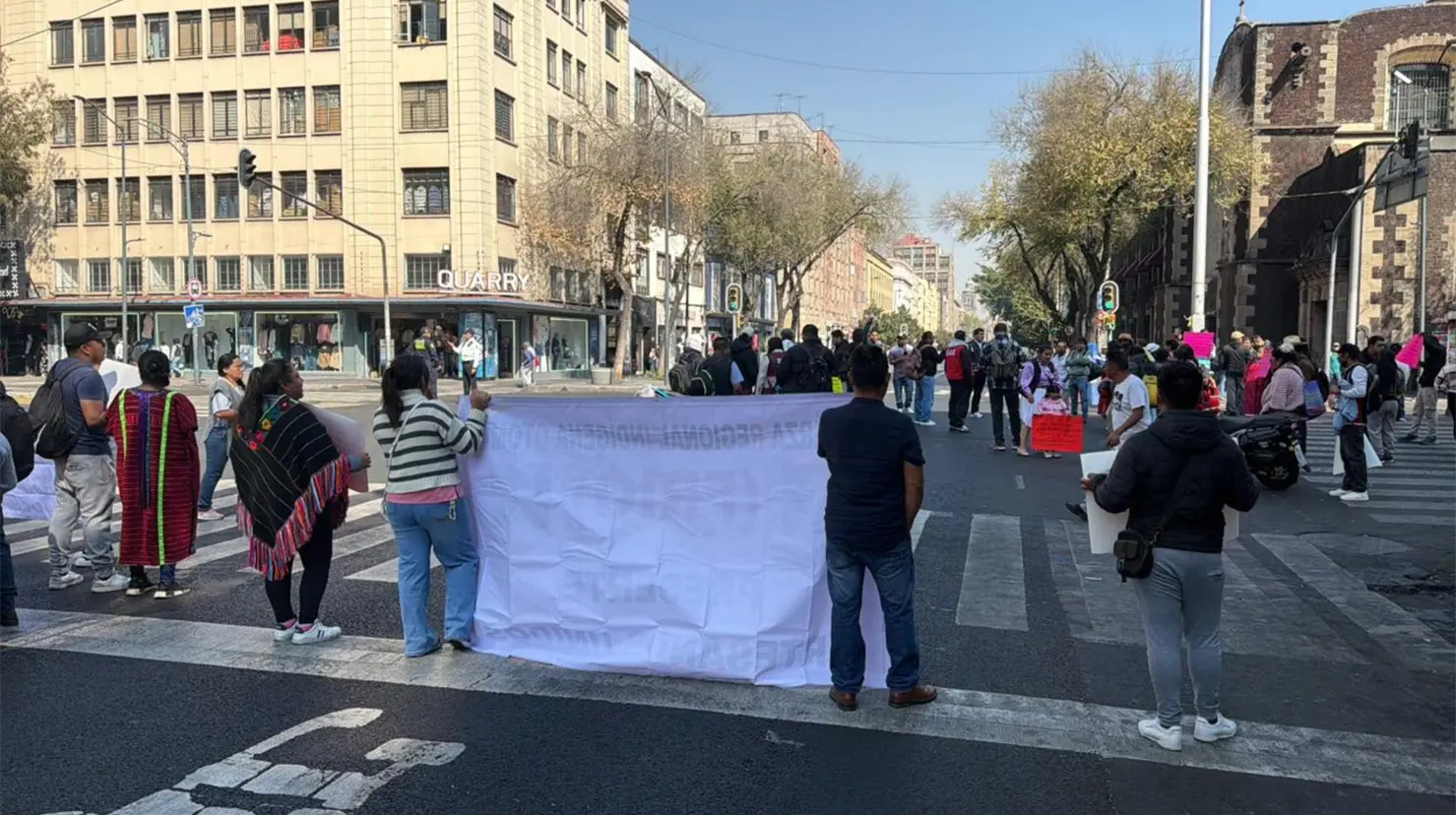 Comerciantes Triquis bloquean Izazaga. Foto: Ramón Ramírez 