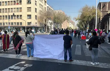 Comerciantes Triquis bloquean Izazaga tras quedar fuera de la romería decembrina