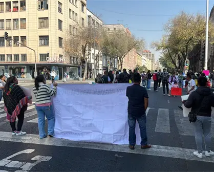 Comerciantes Triquis bloquean Izazaga tras quedar fuera de la romería decembrina