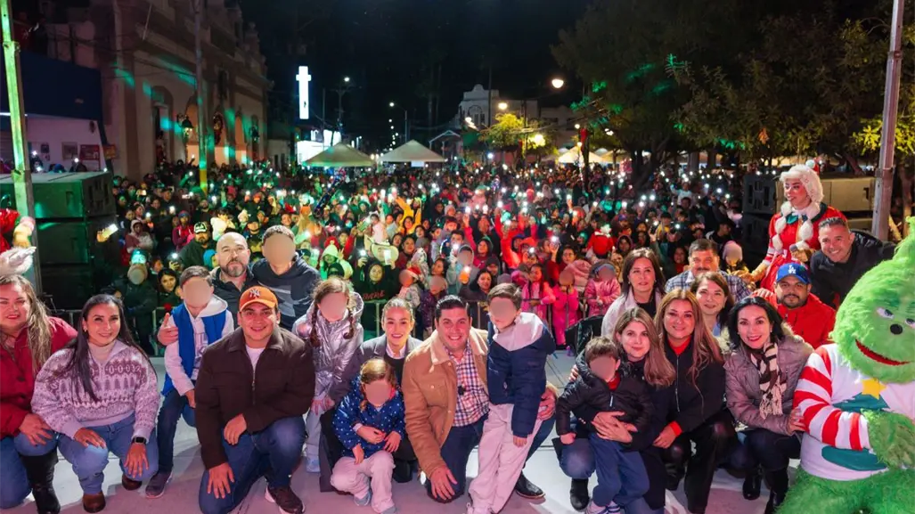 Raúl Cantú reúne a familias en el encendido del pino navideño en Salinas Victoria
