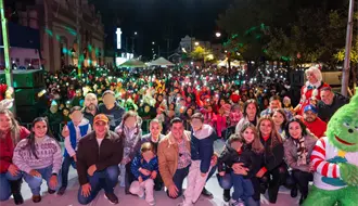 Raúl Cantú reúne a familias en el encendido del pino navideño en Salinas Victoria