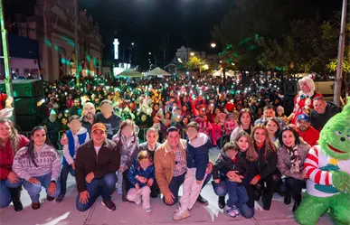 Raúl Cantú reúne a familias en el encendido del pino navideño en Salinas Victoria