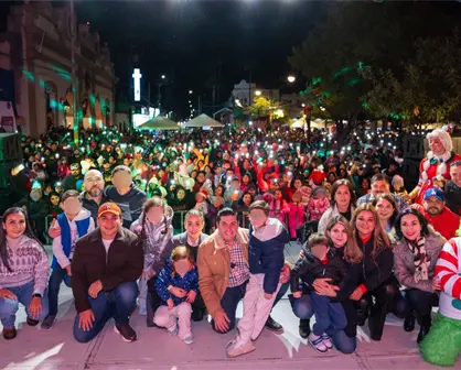 Raúl Cantú reúne a familias en el encendido del pino navideño en Salinas Victoria