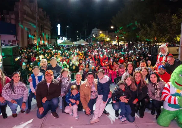 Raúl Cantú reúne a familias en el encendido del pino navideño en Salinas Victoria
