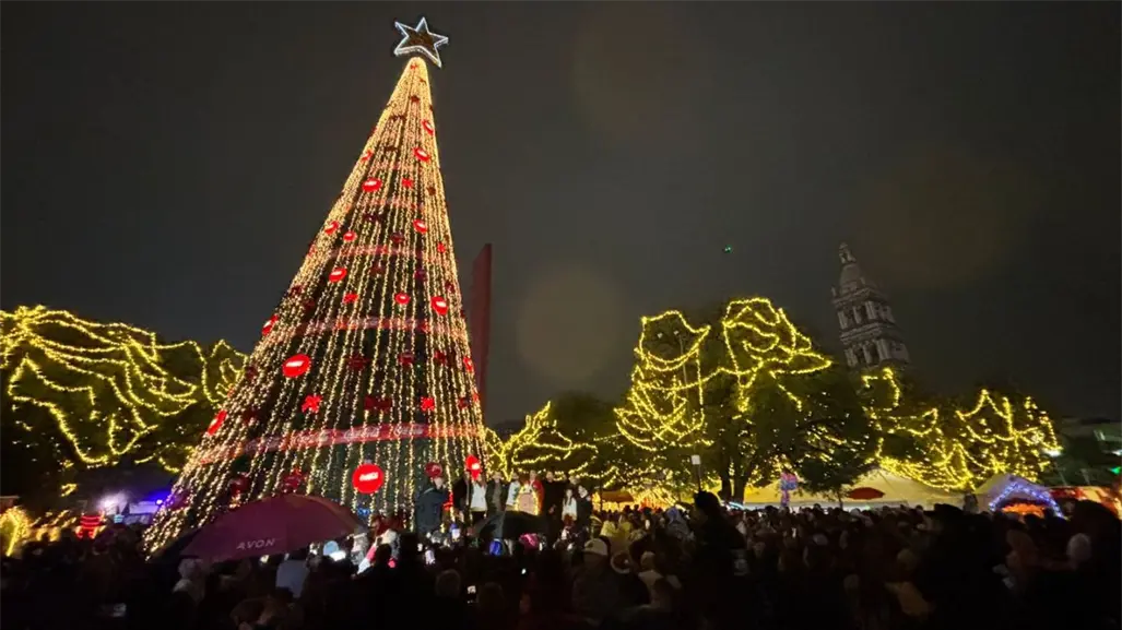 Arranca la Navidad en Monterrey con encendido del pino y apertura de la pista de hielo