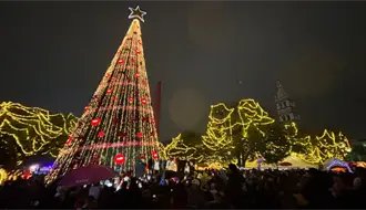 Arranca la Navidad en Monterrey con encendido del pino y apertura de la pista de hielo