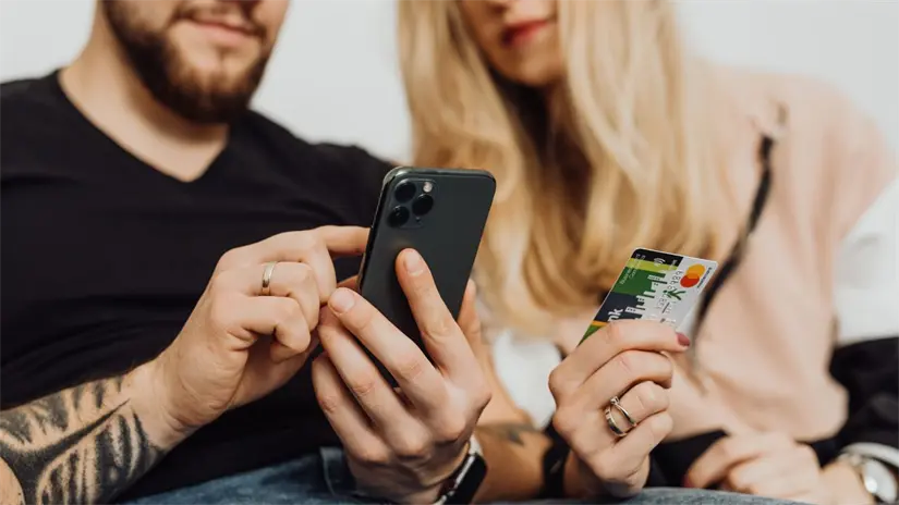 Pareja consumiendo en línea Foto: Canva
