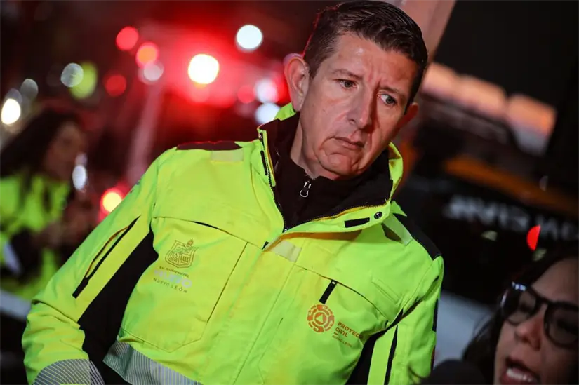 El titular de Protección Civil Nuevo León, Erik Cavazos, durante el Operativo Carussel al exterior del Hospital de Zona de Monterrey debido al frente frío 17 de la temporada. Foto: Facebook Protección Civil Nuevo León