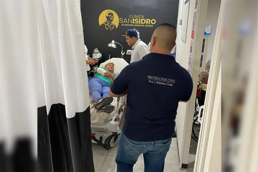 Durante el desfile en Francisco I. Madero, una explosión de pirotecnia dejó varios lesionados, generando pánico entre los asistentes. Foto: Facebook