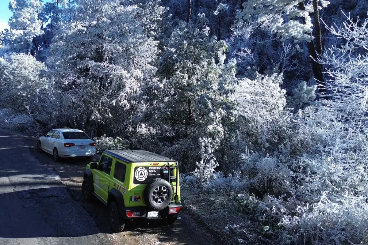 Carretera de Nuevo León cubierta de aguanieve Foto: Protección Civil de Nuevo León