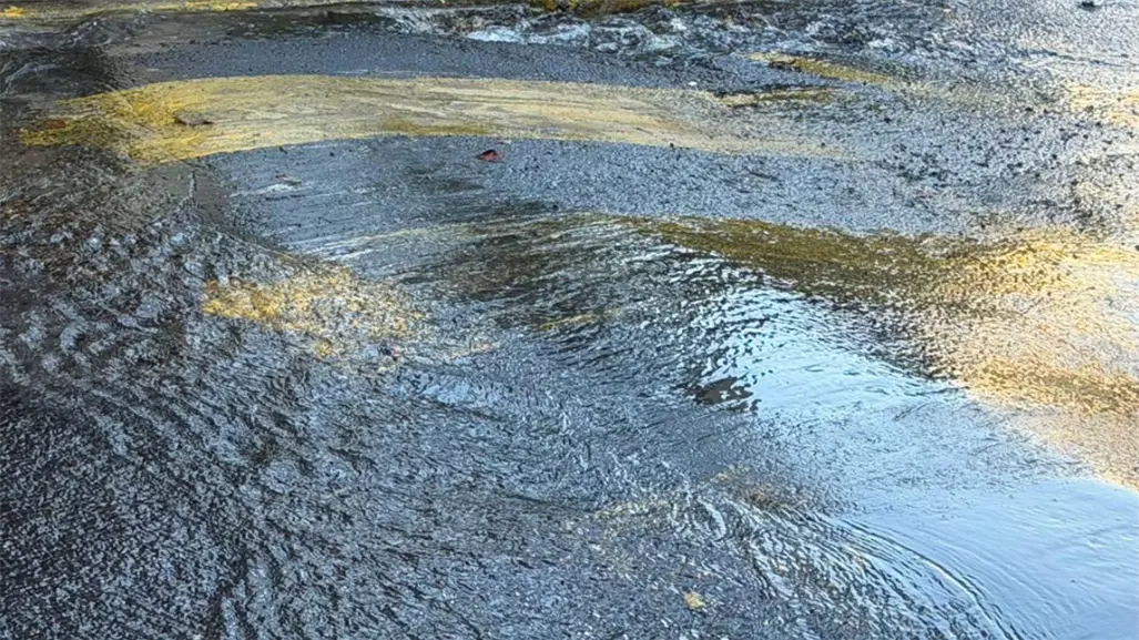 Fuga de agua en Lomas de Chapultepec alarma a vecinos tras horas sin atención en CDMX