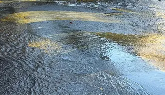 Fuga de agua en Lomas de Chapultepec alarma a vecinos tras horas sin atención en CDMX