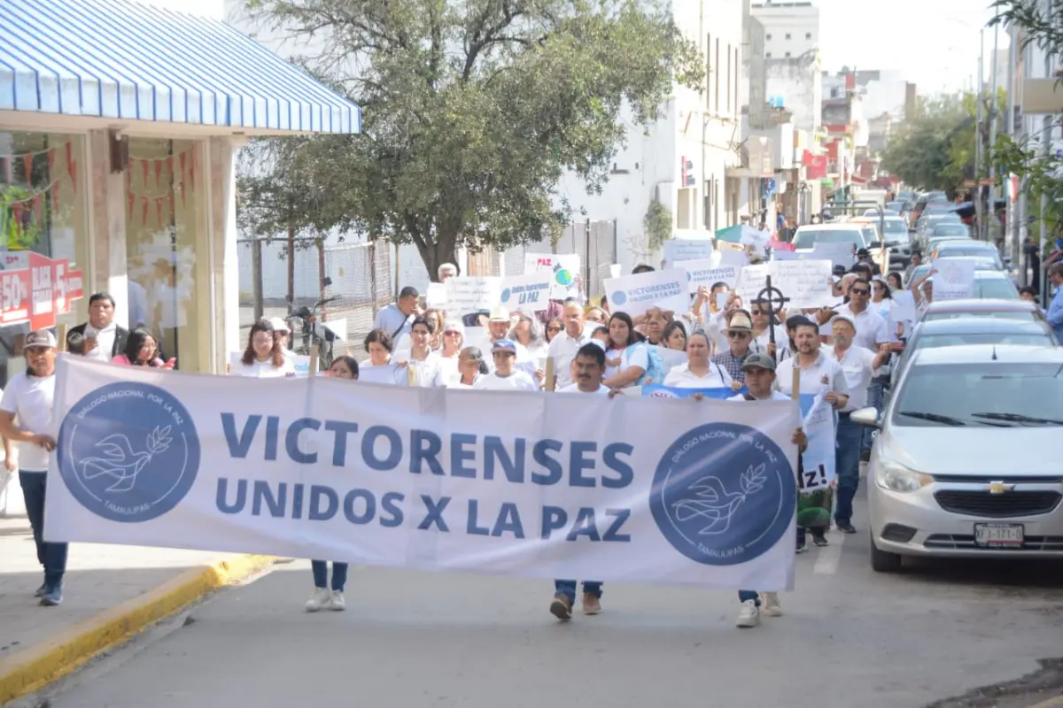 Vestidos de blanco y en silencio, cientos de familias se reunieron para exigir un alto a la violencia que ha golpeado hogares y comercios. Foto: Facebook Victorenses por la Paz